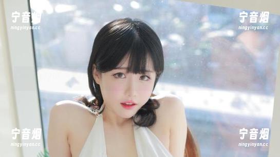Addielyn(에디린)以cos舞台为背景，让夜景默默点燃灯光，为她喝彩。