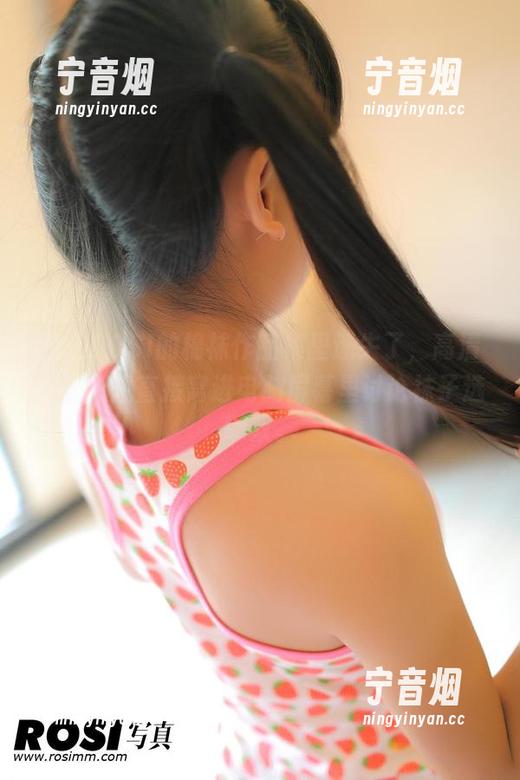 ROSI写真 我在ROSI的棉袜作品集里迷失了,高清得让人想直接窝进电脑屏幕里讨论袜子选哪双。