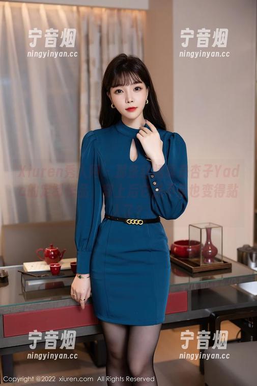 Xiuren秀人网-杏子Yada Xiuren秀人网 - 那条红裙真是杏子Yada的定制作品,穿上后它是不是也变得黏人了?