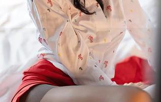 YouMi尤蜜荟 – 不怕沙子！私房图片里的周于希与海的温柔互动！