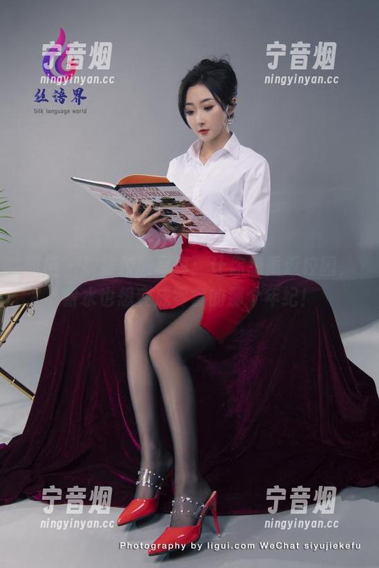 丽柜-柒柒 丽柜 - 柒柒校服写真:让你想重返校园,薪水也想变成零食的那个年纪!