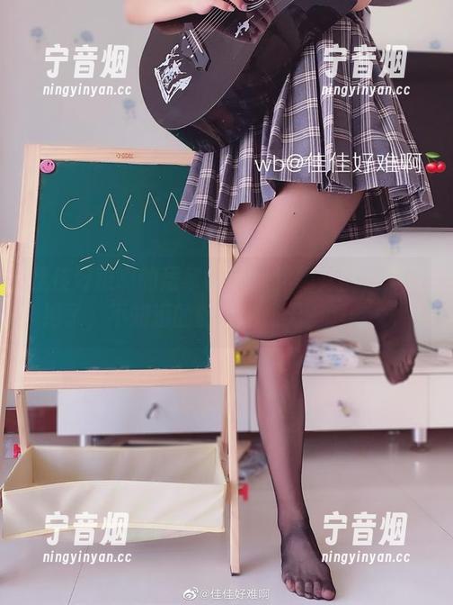 佳佳好难啊 佳佳好难啊的居家COS:这组套图,真是绝了,不知道的以为她是无聊的宅女。