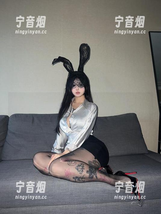 卡通百科老王 微密圈 - 卡通百科老王和他的蕾丝白丝袜:分享一把自信和一丝搞怪的腿部美学!