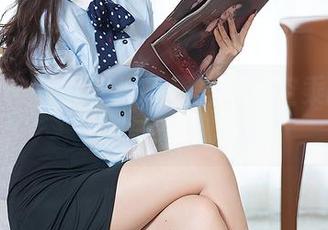 头条女神 – 乔安携免费写真：空乘的优雅与尴尬