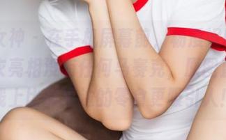 头条女神 – 在手机屏幕前，杨漫妮baby的内衣亮相没有任何马赛克，原图直接在线上比邻桌边的零食更吸引人！
