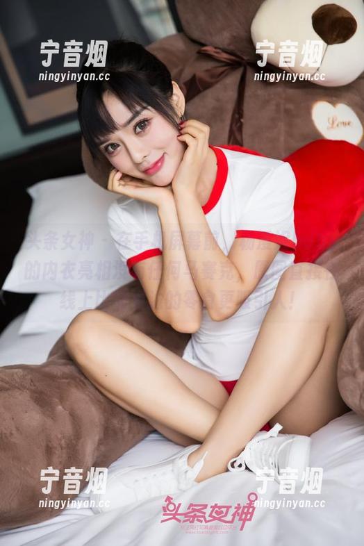 头条女神-杨漫妮baby 头条女神 - 在手机屏幕前,杨漫妮baby的内衣亮相没有任何马赛克,原图直接在线上比邻桌边的零食更吸引人!