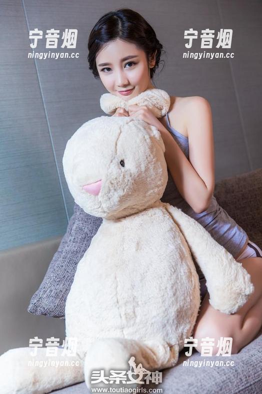 头条女神-梁芮溪 头条女神 - 天台上的梁芮溪,套图更新让我又想起那句——人生得意须尽欢。