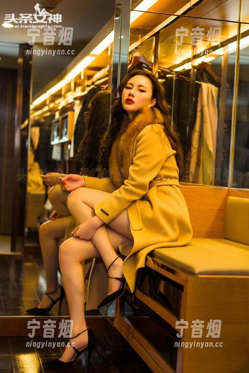 头条女神-王竹 头条女神 - 王竹的透明图包,清澈到我都想扎进去!