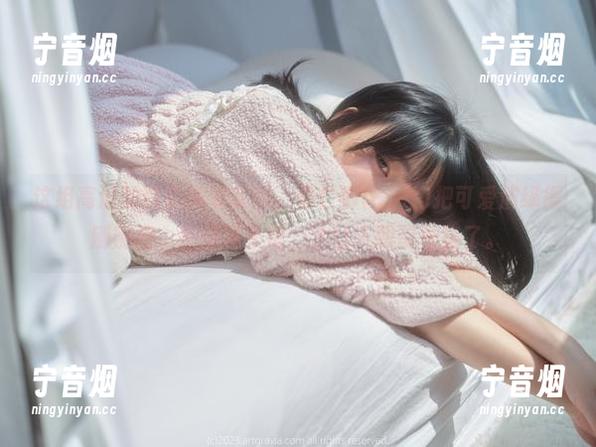 这组高清的粉色内衣套图，姜仁卿(강인경)把可爱演绎得刚刚好，拍得真不错，太让人眼前一亮了。