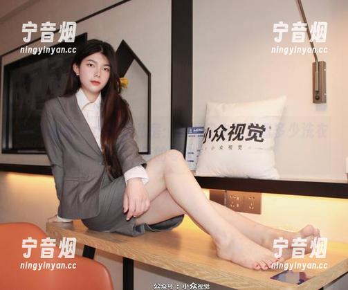 小众视觉-小苹果 小众视觉 - 小苹果私房:她的皮衣里藏着多少洗衣店的零食?