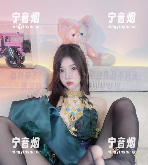 小小奶瓶儿 福利来了!小小奶瓶儿的黑白作品不只是黑和白,还有那种微妙的暧昧感。