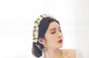 尤物馆 – 陆萱萱Cecilia的运动写照：图片里她碎花运动服竟然和阳台的花盆有种默契……我能说这是偶然吗？