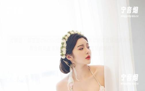 尤物馆-陆萱萱Cecilia 尤物馆 - 陆萱萱Cecilia的运动写照:图片里她碎花运动服竟然和阳台的花盆有种默契……我能说这是偶然吗?