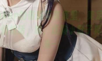 柘烟Zuken的最新写真集里，美足仿佛在对我说悄悄话，唉，这胸小肚子真不想出来…