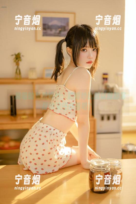 桜桃喵 桜桃喵的私拍婚纱:这婚纱比我以前的客厅沙发还好看吧?