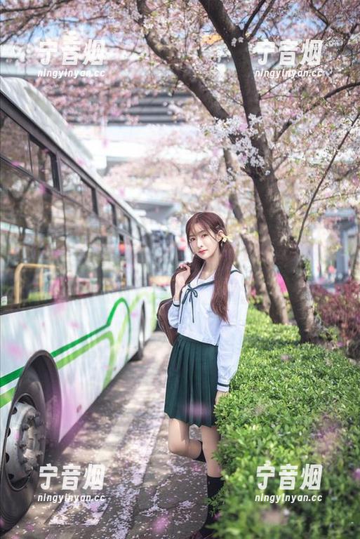 王羽杉 没有圣光的炒作,王羽杉的美脚安安静静地在图片中弘扬美感。