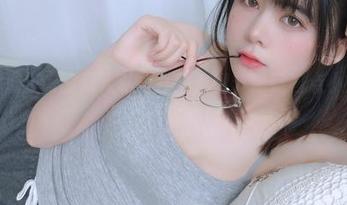眼酱大魔王w的双人私拍合集，细节里藏着点小火花，让人好奇！