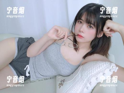 眼酱大魔王w 眼酱大魔王w的双人私拍合集,细节里藏着点小火花,让人好奇!