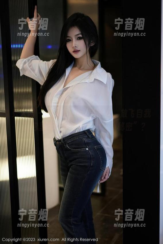 秀人网-z杯悠悠 秀人网 - 无圣光下的z杯悠悠,放飞自我,图包里藏着多少独特的“小秘密”?