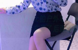 秀人网 – 妲己Toxic的户外写真合集：草地上的我，完全忘记了后面的狗狗…