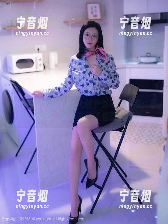 秀人网-妲己Toxic 秀人网 - 妲己Toxic的户外写真合集:草地上的我,完全忘记了后面的狗狗...