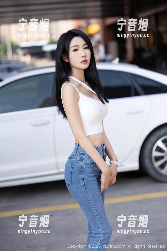 秀人网-小逗逗 秀人网 - 小逗逗的高清礼服:这一身我不知该颜色定一番么?