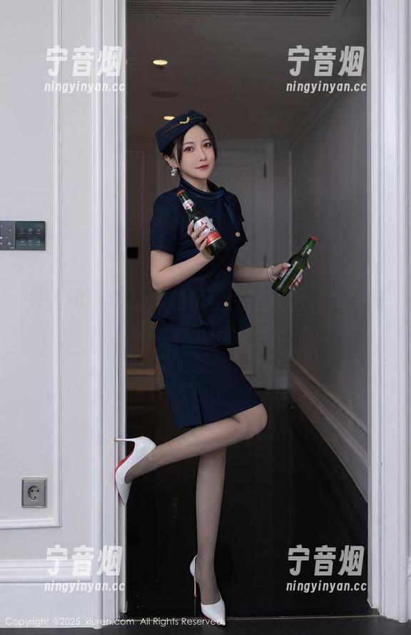 秀人网-小逗逗 秀人网 - 小逗逗的镂空:这套图让人怀疑我一生的选择…