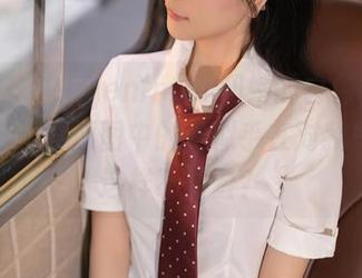 秀人网 – 文芮jeninfer和她的白色，全集就在这里，原图中的她似乎在对我耳语，这样不羞羞？