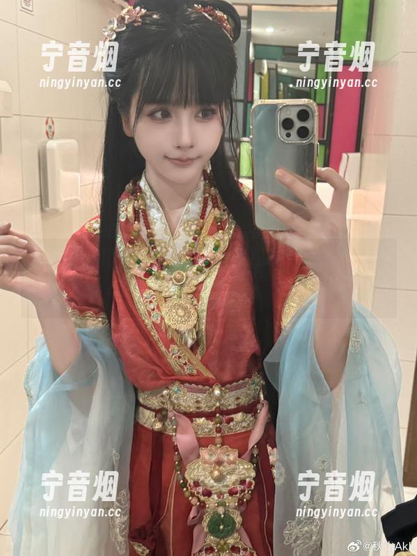 秋山AkI 秋山AkI的红裙,套图分享中,总有些你没想到的方向。
