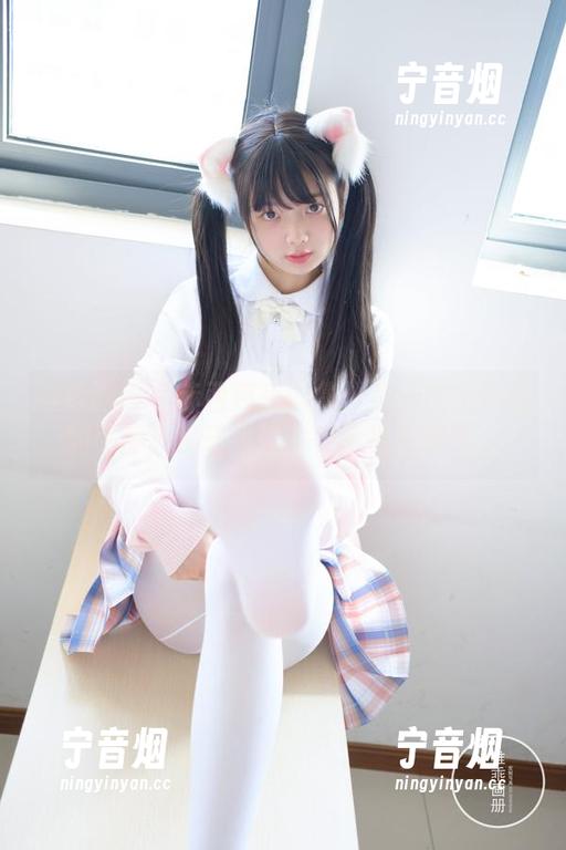 稚乖画册-赤西夜夜 稚乖画册 - 赤西夜夜图集:美腿喧嚣背后的平静,脑子里像飞来了很多问号。