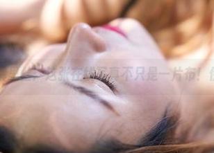 蜜桃社 – 裤里丝：这张在线写真不只是一片布！伊琳真敢玩