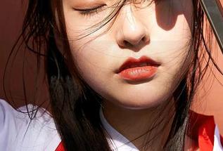 蜜桃社 – 校服不孤单：绯月樱-Cherry的原图与作品，打破校园气氛的完美一幕！