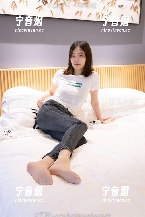 袜啵啵-稚予 袜啵啵 - 稚予的新图包:白色过膝厚白丝,穿着它比走路还容易摔跤哦!