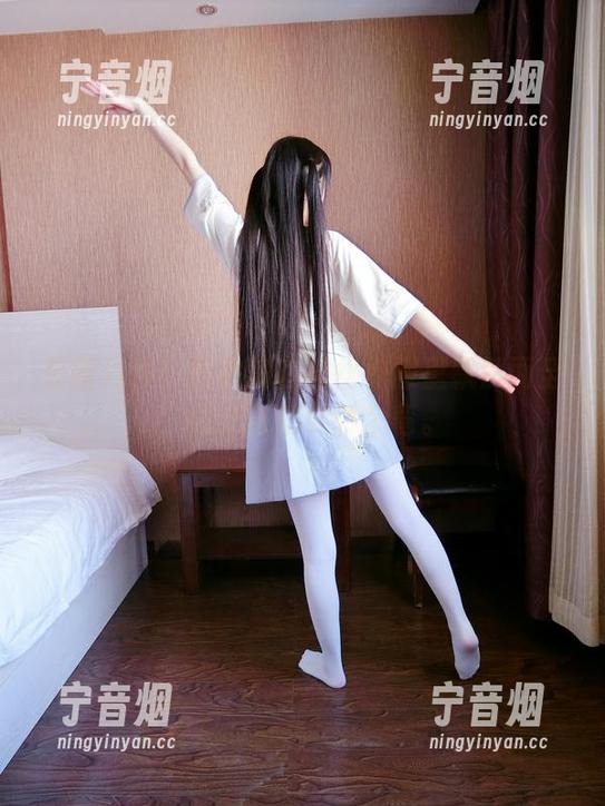 西尔酱 最新力作!西尔酱在黑丝校服里飘然而至,估计风都要转个弯。