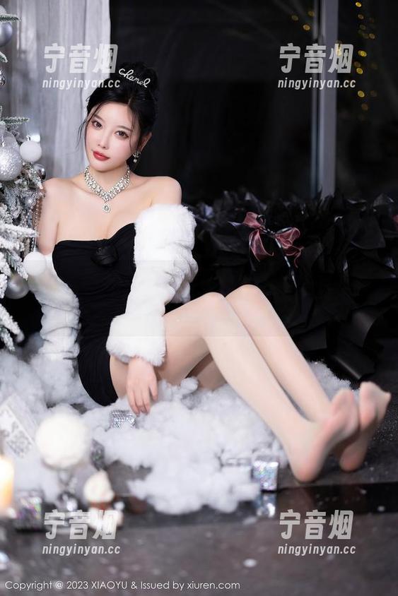 语画界 - 坦白说，李丽莎和她的比基尼图包有种刺眼的美好。