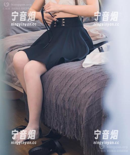 里见年一 里见年一:只有丝袜和我们,图片无光却充满期待,每一寸都像在讲述一段有趣的旅程。