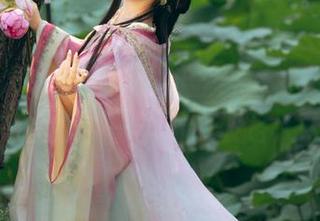 雯妹不讲道理的粉色肉丝合集，随便吓唬人的壁纸，一不小心被路人认出