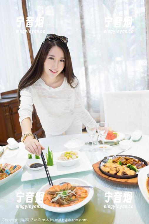 魅妍社-美昕Yumi 魅妍社 - 美昕Yumi的全套牛仔裤图包,里面藏着她小心翼翼的爱与似是而非的幽默感