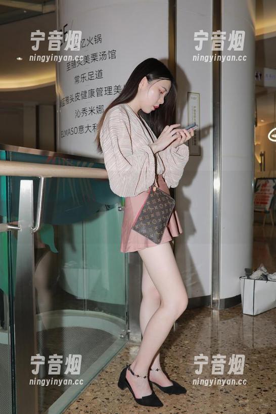 魔镜街拍-婷婷 魔镜街拍 - 新鲜出炉!婷婷的图集里,这身白色吊带连衣裙和黑丝简直让人想捏一捏。