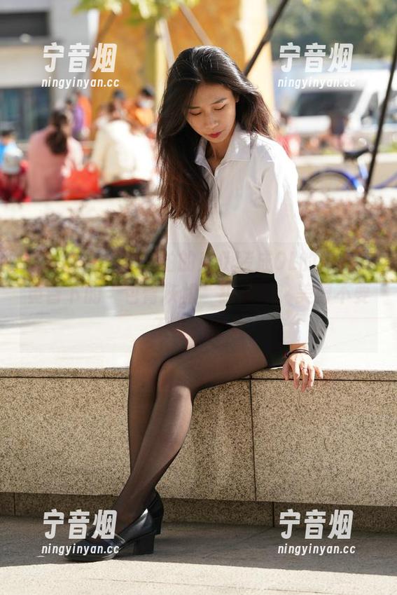 魔镜街拍-婷婷 魔镜街拍 - 这图拍的!伪装成OL的婷婷,黄昏下的“包臀灰裙”犯规了,美得不要不要的照片