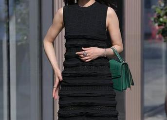 魔镜街拍 – 晚上真冷，婷婷的寒风中极品肉丝圣诞美人写真竟让我离不开屏幕！