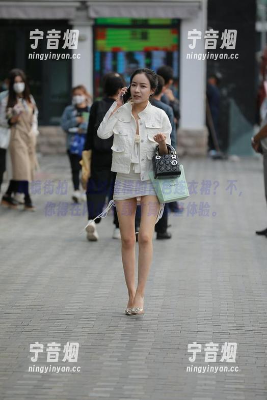 魔镜街拍-楼楼 魔镜街拍 - 见过楼楼的白色连衣裙?不,你得在网盘下载才算完整体验。