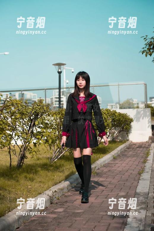 魔镜街拍 “魔镜街拍”套图:高美女在户外热裤里闪闪惹人爱,快来聊天哦!