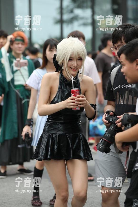 魔镜街拍 魔镜街拍:隐秘的全套“陌生的城市”图集,随手一拍都能碰上些虚幻的回忆。
