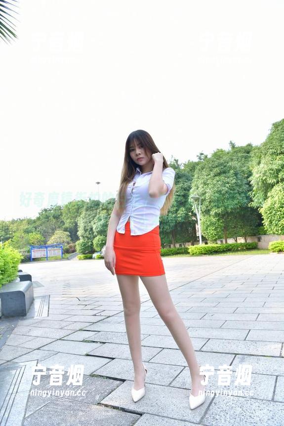 好奇魔镜街拍的白色热裤美女，套图中到底有什么不同？